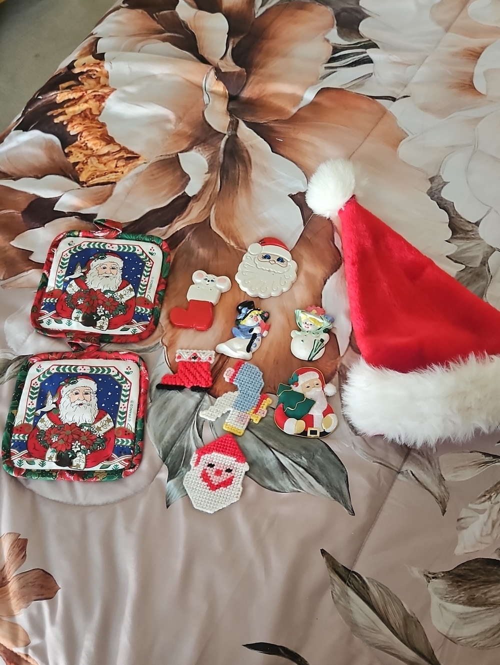 Christmas Bundle 11 Pieces 8 Magnets Pot Holders Santa Hat. Grab Bag Ready
